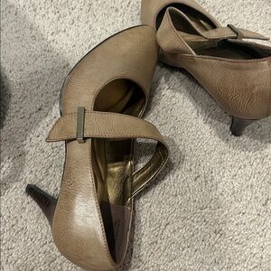 Kelly & Katie Tan Heels